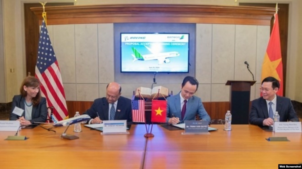 Phó Thủ tướng Việt Nam Vương Đình Huệ (bìa phải) chứng kiến thỏa thuân Bamboo Airways mua 20 máy may Boeing của Mỹ hôm 25/6/2018 tại Washington. Photo VietnamNews