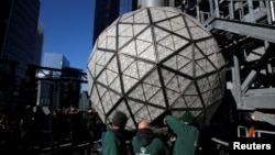 Các công nhân lắp đặt quả cầu pha lê Waterford trên nóc tòa nhà One Times Square ở New York (ảnh tư liệu, tháng 12/2017)