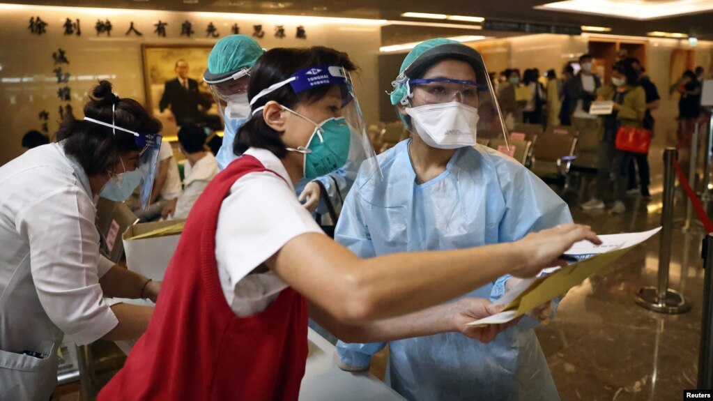 台湾新北市亚东纪念医院的医护人员在接种新冠疫苗。（2021年5月20日）(photo:VOA)