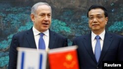 PM Israel Benjamin Netanyahu (kiri) dan Perdana Menteri Li Keqiang dalam upacara penandatangan kerjasama di Beijing (8/5). 