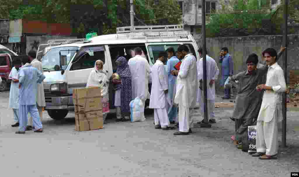 وفاقی دارالحکومت اسلام آباد سے دوسرے علاقوں کو جانے والوں کی بس اڈوں پر بھیڑ نظر آئی۔