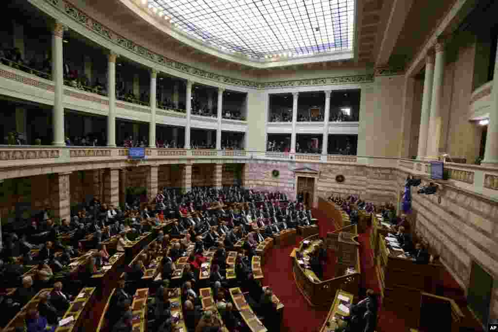 Greek lawmakers attend the third round of voting to elect a new Greek president at the parliament in Athens, Dec. 29, 2014.