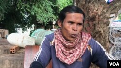 លោក ម៉ម ចេប ថ្លែង​ប្រាប់ VOA អំពីការ​ចាប់​ត្រី​ដោយ​ប្រើឧបករណ៍​ខុសច្បាប់​នៅ​ខេត្ត​ក្រចេះ ថ្ងៃទី​១៧ ខែកក្កដា ឆ្នាំ​២០២០។ (ហ៊ុល រស្មី/វីអូអេ)