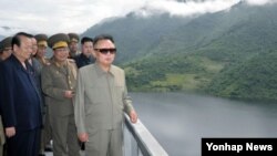 북한 자강도 희천발전소 건설현장을 방문한 북한 김정일 국방위원장. 조선중앙통신이 2011년 9월 2일 보도한 사진이다.