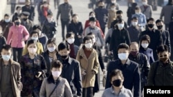 朝鲜首都平壤的人们佩戴口罩预防新冠病毒感染（共同社 /路透社 2020年3月30日）