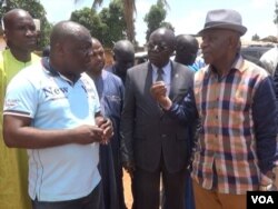 Officials of Cameroon's land freight transportation bureau visit stranded drivers in Garoua Boulay, March 19, 2019. (M.E. Kindzeka/VOA)