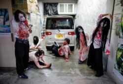 Para aktor yang berdandan seperti zombi dan hantu bersiap sebelum pertunjukan di wahana rumah hantu lantatur milik Kowagarasetai di tengah pandemi virus corona, di Tokyo, Jepang, 3 Juli 2020. (Foto: Reuters)