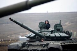 روس کے ٹینک ملک کے جنوبی حصے میں فوجی مشقوں میں حصہ لے رہے ہیں۔