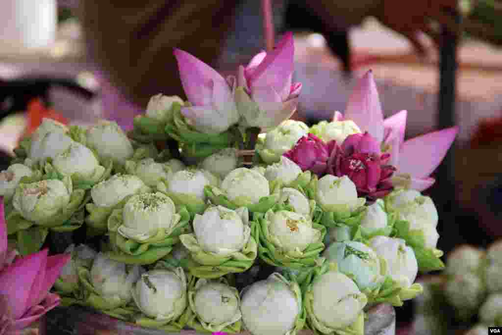 ផ្កាឈូកដែលសិស្សវិទ្យាល័យទើបប្រឡងជាប់ទិញសម្រាប់ថ្វាយព្រះ
