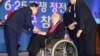 한국 정부, 라우니 미 예비역 중장에 태극무공훈장 수여
