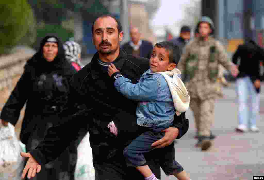 Syrians cross the border from the town of Ras al-Ain to the Turkish border town of Ceylanpinar, December 4, 2012. 