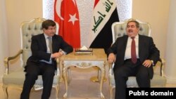 Menlu Irak Hoshyar Zebari (kanan) menerima kunjungan Menlu Turki Ahmet Davutoglu di Baghdad, Minggu (10/11). 