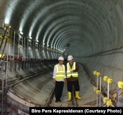 Presiden Joko Widodo dan Gubernur Jakarta Basuki Tjahaja Purnama memeriksa kemajuan proyek MRT