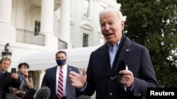 El presidente de EE. UU., Joe Biden, habla con los reporteros al dejar la Casa Blanca en Washington, el 15 de diciembre de 2021 hacia el Kentucky que fue arrasado por un tornado.