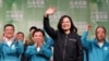 台湾总统蔡英文在胜选连任后在台北民进党总部外的集会上向支持者挥手致意。（2020年1月11日）