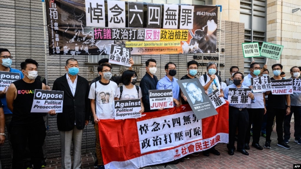 壹传媒集团创办人黎智英（左三）和香港支联会成员以及支持者在西九龙法院应讯前合影。（2020年7月13日）