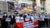 Taipan media Jimmy Lai (tiga dari kiri), dan pendukung serta aktivis lainnya, yang memimpin renungan 4 Juni peringatan penumpasan Lapangan Tiananmen 1989 di Beijing, berkumpul sebelum menghadiri sidang di Pengadilan Kowloon Barat, Hong Kong, 13 Juli 2020. 