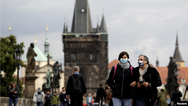 Njerëzit me maska ecin mbi urën e Karlit, ndërsa pandemia vazhdon të përhapet në Republikën Çeke (25 shtator 2020)