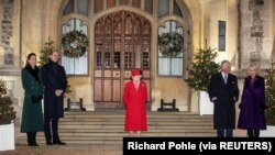 Ratu Inggris Elizabeth, Pangeran William dan Catherine, Duchess of Cambridge, Charles, Prince of Wales dan Camilla, Duchess of Cornwall berpose untuk foto di Kastil Windsor, di Windsor, Inggris, 8 Desember 2020. (Foto: Richard Pohle via REUTERS)