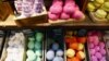 Produk-produk kecantikan dipajang di toko kosmetik Lush di London, Inggris 7 Mei 2017. (Foto: REUTERS/Neil Hall)