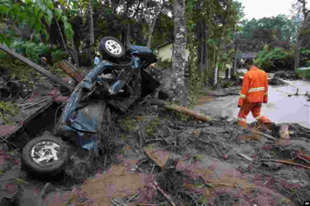 Um socorrista avalia os estragos no bairro de Caleme, na cidade brasileira de Teresópolis, devastada por toneladas de lama arrastada num deslizamento de terras.