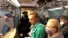 Le chef de l'opposition russe Alexei Navalny à un point de contrôle des passeports à l'aéroport Sheremetyevo de Moscou, en Russie, le 17 janvier 2021. Les forces de l'ordre s'entretiennent avec lui avant de l'emmener. REUTERS / Reuters TV