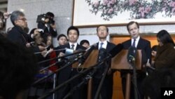서울에서 기자회견을 갖는 데이비스 대표(중앙 오른쪽)