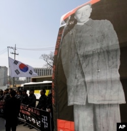 2010年3月26日，在韩国独立斗士安重根被日本处死一百周年之际，一辆张贴着安重根巨幅画像的巴士参加在日本大使馆前的抗议集会。（资料照）