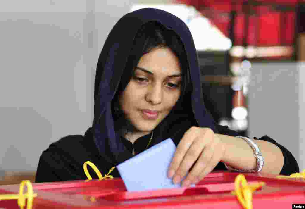 A woman casts her vote at a polling station during the National Assembly election in Benghazi July 7, 2012. Crowds of joyful Libyans, some with tears in their eyes, parted with the legacy of Muammar Gaddafi on Saturday as they voted in the first free nati