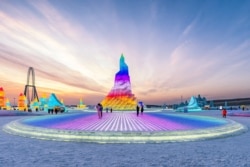 Suasana "Harbin Ice and Snow World" di Harbin, provinsi Heilongjiang, China timur laut, 28 Desember 2021. (AFP)