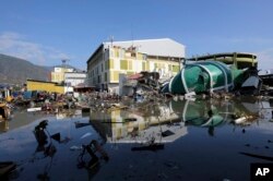 Sebuah pusat pertokoan di Palu rusak karena gempa.