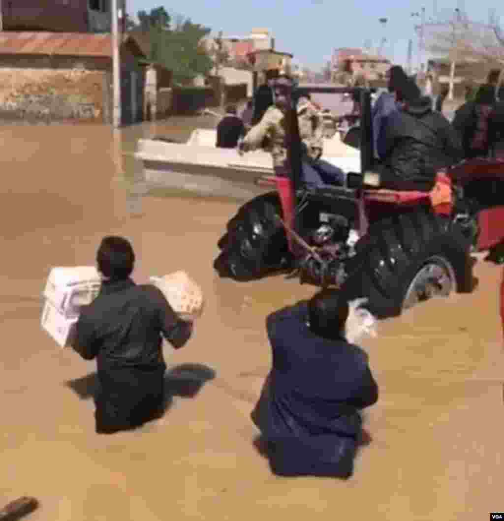 عکس ارسالی از سیل گلستان. کوتاه و عدم برنامه ریزی و آماده نبودن نهادهای امدادی موجب شد کمک رسانی بسیار کند پیش برود. 