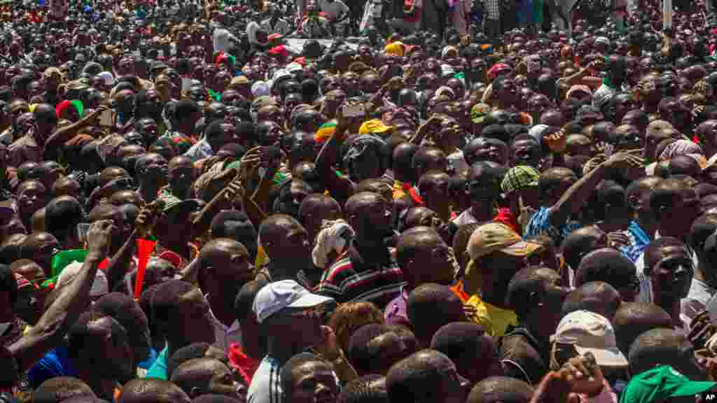 Une foule de manifestants réunis sur la place de la Révolution à Ouagadougou, 31 octobre 2014. (AP Photo/Theo Renaut).