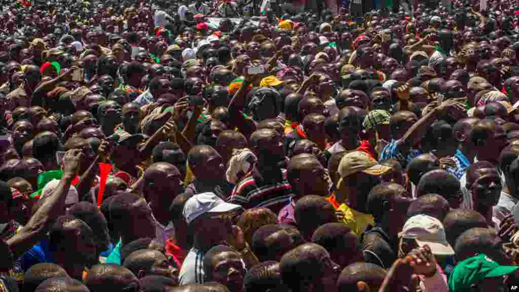 Scènes de liesse des centaines de milliers de Burkinabé réunis devant le siège du gouvernement à Ouagadougou, Burkina Faso, vendredi le 31 octobre 2014. Le Président Blaise Compaoré a annoncé vendredi 31 octobre 2014 qu&rsquo;il quittait le pouvoir. Il a régné 27 années. (AP Photo/Theo Renaut) 