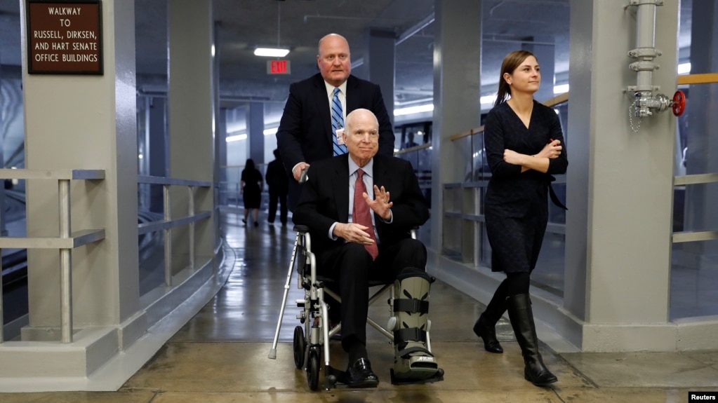 Thượng nghị sĩ John McCain đến phòng họp Thượng viện bỏ phiếu ngày 6/12/ 2017. 