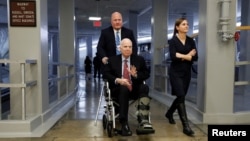 Thượng nghị sĩ John McCain đến phòng họp Thượng viện bỏ phiếu ngày 6/12/ 2017. 
