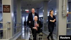 Le Sénateur John McCain au Sénat avant les votes au Capitole à Washington, le 6 décembre 2017.