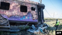 Un inspecteur de la Passenger Rail Agency South Africa (PRASA) sur le site d'un accident près de Kroonstad dans la province de Free State, le 4 janvier 2018.