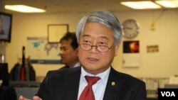 Ông Hong Lim, nghị viên Nghị viện Victoria từ năm1996, tại trụ sở đài VOA ở Washington DC, ngày 5/11/2017. (Ten Soksreinith/VOA Khmer)