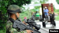 Un soldado colombiano monta guardia en Corinto, Cauca. Foto de archivo de las elecciones del 2010.