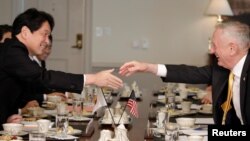 Министр обороны США Джим Мэттис и министр обороны Японии Ицунори Онодэра на встрече в Пентагоне 20 апреля 2018 года.