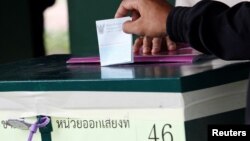Tajlandski vojnik glasa na današnjem referendumu na biračkom mestu u Bangkoku