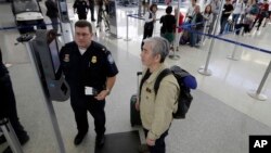 Kamera dengan teknologi pengenalan wajah dipakai di sebuah kiosk maskapai United Airlines di bandara (foto: ilustrasi).