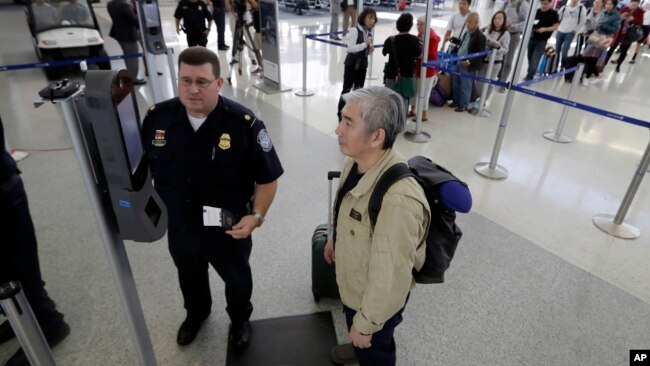 Kamera dengan teknologi pengenalan wajah dipakai di sebuah kiosk maskapai United Airlines di bandara (foto: ilustrasi).