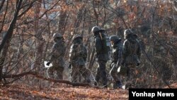 북한 군이 살포한 대남 선전용 전단이 14일 경기도 파주와 고양지역에서 대량으로 발견된 가운데 파주시 탄현면 일대에서 한국 군이 전단을 수거하기 위해 수색작업을 벌이고 있다.