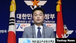 김시철 한국 방위사업청 대변인이 30일 서울 용산 국방부에서 공중급유기 기종 선정 관련 브리핑을 하고 있다. 