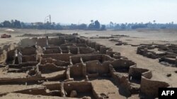 Puing-puing kota kuno dari era 3.000 tahun lalu yang diungkap dekat Luxor, Mesir 8 April 2021 (foto: dok). Arkeolog Mesir menemukan 110 makam kuno pekan ini di Delta sungai Nil. 