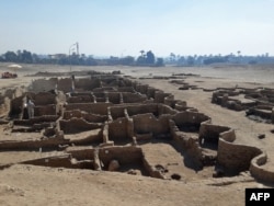 A handout picture released by the Egyptian Ministry of Antiquities on April 8, 2021 shows the remains of a 3000 year old city, dubbed The Rise of Aten, dating to the reign of Amenhotep III, uncovered by the Egyptian mission near Luxor. - Archaeologists ha