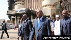 Le Premier ministre du Mali Modibo Keita, au centre gauche, et le Premier ministre Paul Kaba Thieba du Burkina Faso, au centre droite, visitent le Splendid Hôtel à Ouagadougou, au Burkina Faso, le 17 janvier 2016. 