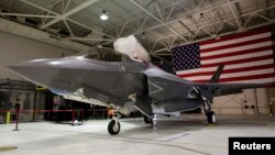 Jet tempur F-35 Lightning II dipamerkan di Pangkalan Udara Angkatan Laut (NAS) Patuxent River, Maryland (Foto: dok). Pentagon menangguhkan semua uji coba pesawat jet tempur baru F-35.